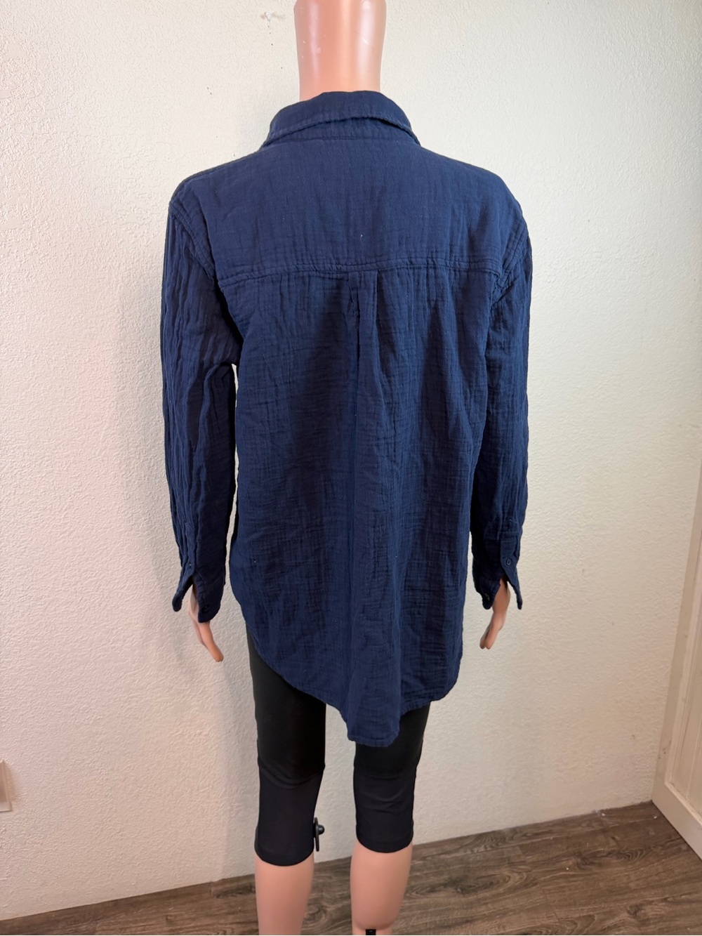 Aritzia Little Moon Women's Sail Shirt 100% Cotton Button-Up Gauze Navy Size Sm - Picture 5 of 15